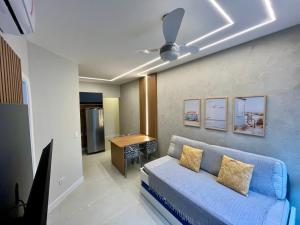 TV a/nebo společenská místnost v ubytování Lindo Flat em Riviera - Próximo da praia e NOVINHO