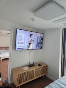 TV a/nebo společenská místnost v ubytování Healing time