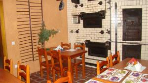 a dining room with a table and chairs and an oven at Agroturystyka Agro Greupner in Jemielnica +8 photos