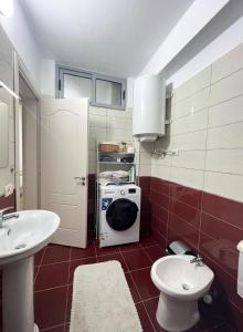 シュコダルにあるCosmos Apartmentの洗面台と洗濯機を備えたバスルーム