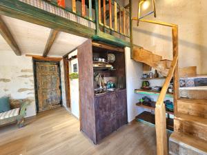ein Zimmer mit einer Holztreppe in einem Haus in der Unterkunft The artist House Agio Farago in Pitsidia + 14 Fotos