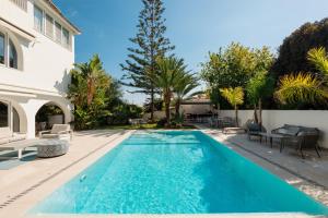 basen na podwórku domu w obiekcie 6 bedroom villa, with heated pool and sea views, next to the beach of Costabella w Marbelli