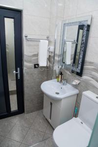 Koupelna v ubytování Max Hotel