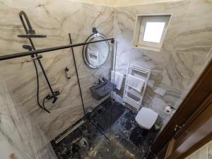 Koupelna v ubytování Mistic Apartament + 8 fotografií