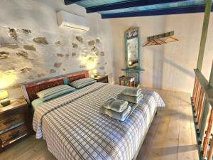 ein Schlafzimmer mit einem Bett mit Handtüchern darauf in der Unterkunft The artist House Agio Farago in Pitsidia