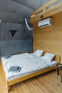 Postel nebo postele na pokoji v ubytování Glamping Prague Louka