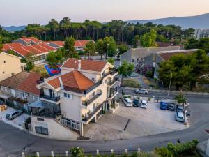 een uitzicht op een huis met een parkeerplaats bij Apartmani Tip-Top in Tivat