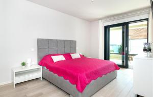 Un dormitorio blanco con una cama grande con una manta rosa. en Beautiful Home In Srima, en Srima