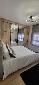 En eller flere senge i et værelse på Apartamento TERRACEO CANGAS + 7 billeder