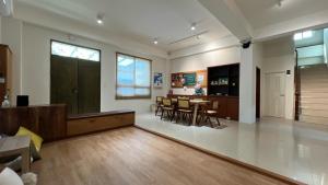 a living room with a table and a dining room at 山曉 Shan Dawn l 可包棟 l 包棟請訂villa房型 l 寵物友善 in Taitung City +8 photos