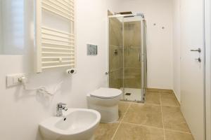 a bathroom with a toilet and a sink and a shower at Villa Giustina in Romàns dʼIsonzo +9 photos