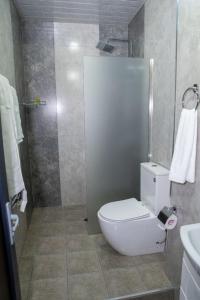 Koupelna v ubytování Max Hotel