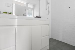 Ένα μπάνιο στο 3 Bedroom House- Millers Point Good for 8 Guests