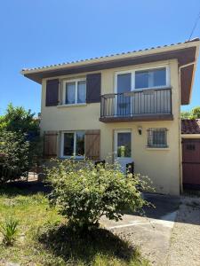 una casa con un albero davanti di Plein Sud -Maison proche centre, idéal famille a Montauban