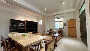 a dining room with a table and chairs at 山曉 Shan Dawn l 可包棟 l 包棟請訂villa房型 l 寵物友善 in Taitung City