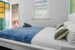 Ένα ή περισσότερα κρεβάτια σε δωμάτιο στο 3 Bedroom House- Millers Point Good for 8 Guests