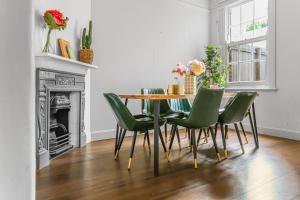 Η κουζίνα ή μικρή κουζίνα στο 3 Bedroom House- Millers Point Good for 8 Guests