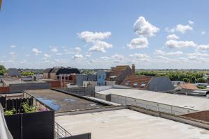 a view from the roof of a building at Volledig gerenoveerd 2 slaapkamer appartement in Westende-Bad, 250 m van het strand in Westende Bad