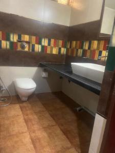 ナーグプルにあるKONAARK'S ARKA Hotelの洗面台とトイレ付きのバスルーム