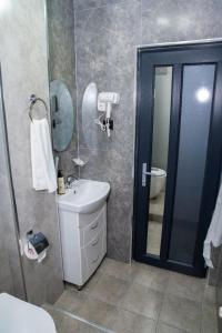 Koupelna v ubytování Max Hotel