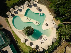 an overhead view of a swimming pool at a resort at Unique Garden in Mairiporã