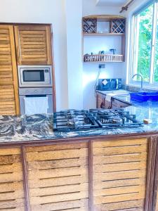 Kuchyň nebo kuchyňský kout v ubytování Blissful 2 bedroom beach flat