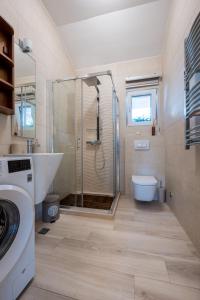 een badkamer met douche, wastafel en toilet bij Apartmani Tip-Top in Tivat