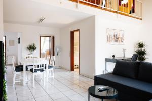 Χώρος καθιστικού στο Grosse Galerie-Wohnung Airport Messe Stuttgart - Balkon - Parkplatz