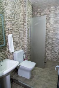 Koupelna v ubytování Max Hotel