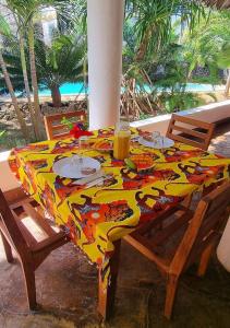 un tavolo con una tovaglia colorata sopra di Simba House a Watamu