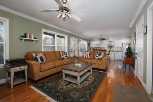 ガトリンバーグにあるGatlinburg Getawayのソファ2つとテーブルのあるリビングルーム +22枚の写真
