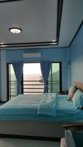 Tempat tidur dalam kamar di Ocean View Resort - Koh Sichang