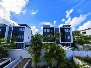 Ban Phru Champaにある无尘别院 Pure Haven Villaの前にヤシの木がある建物