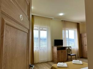 Camera con porta, scrivania e TV di ANGINE Resort Hotel a Vanadzor