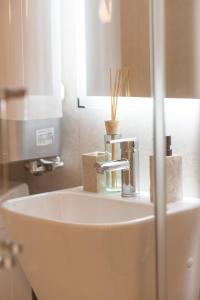 een wastafel in de badkamer met een kraan en een spiegel bij Apartmani Tip-Top in Tivat +64 foto's
