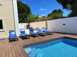 NadadouroにあるVilla Fozの青い椅子 +44枚の写真