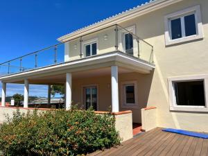 NadadouroにあるVilla Fozのバルコニー付きの家