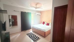 ハルドワニにあるHotel Buransh Innのベッドと窓のある小さな寝室