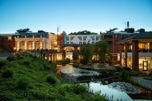 een stad met gebouwen en een rivier met waterlelies bij Bilderberg Résidence Groot Heideborgh in Garderen