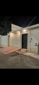budynek z garażem z czarnymi drzwiami w obiekcie شقه بمدخل خاص وباب كراج w mieście Ha'il
