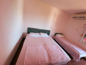 Letto o letti in una camera di Shkreli Apartments
