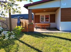 a house with a picnic table in the yard at Domek Urok Roztocza in Susiec