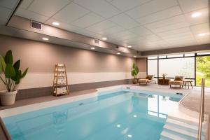 ein großes Schwimmbecken in einem Raum mit einem großen Schwimmbecken in der Unterkunft Bilderberg Résidence Groot Heideborgh in Garderen