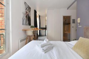 Postel nebo postele na pokoji v ubytování 404 - Petit bijou dans immeuble hôtelier Paris 5 - FLAT-GUEST