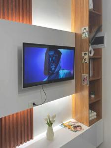 TV a/nebo společenská místnost v ubytování The Urban Apartment Fairy