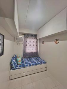 Postel nebo postele na pokoji v ubytování The Urban Apartment Fairy