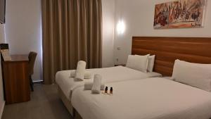 Postel nebo postele na pokoji v ubytování Hotel Centre Ville