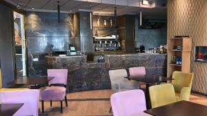 Lounge nebo bar v ubytování Hotel Centre Ville