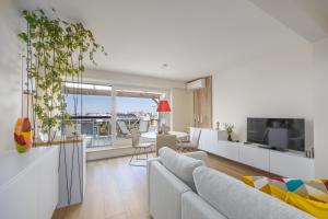 オーステンデにあるSunset Beach 7のソファとテレビのあるリビングルーム