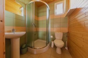 Koupelna v ubytování Trzy Czajki Domki letniskowe + 37 fotografií
